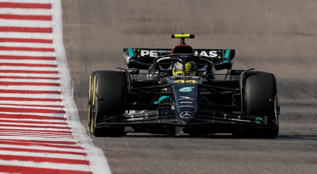 Lewis Hamilton ha ammesso che la strategia della Mercedes ha compromesso le sue possibilità di vincere il Gran Premio degli Stati Uniti.