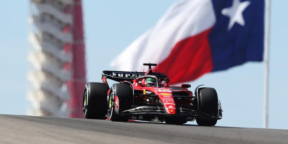 Ad Austin Ferrari non riesce a realizzare il proprio sogno americano, ma nella notte italiana le squalifiche di Hamilton e Leclerc, promuovono Sainz al terzo gradino del podio.