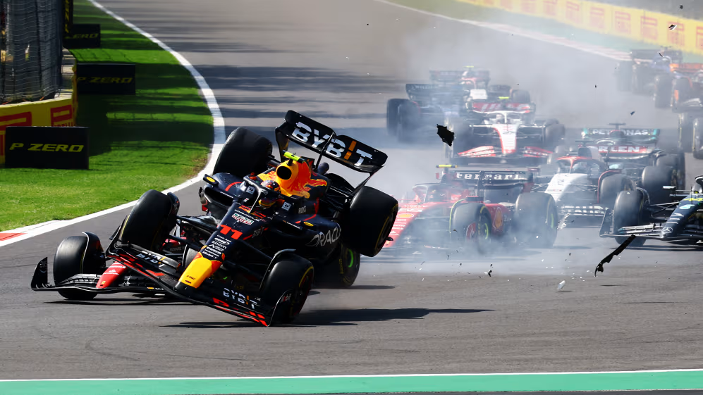 Sergio Perez ha provato a cogliere l'occasione di prendere il comando della gara ma non gli è andata bene ed è stato costretto a ritirarsi.