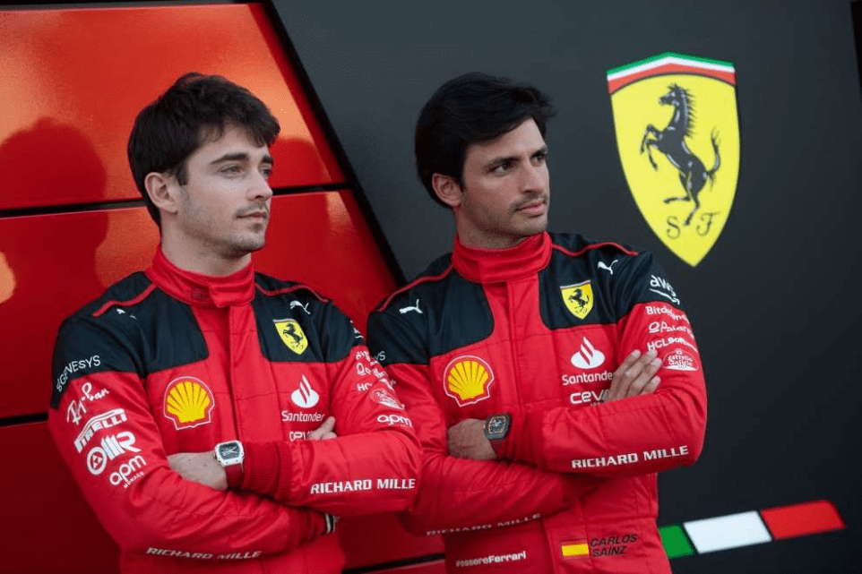 Carlos Sainz "non è dotato di talento" come Charles Leclerc, ma Ralf Schumacher ritiene che sta vincendo la battaglia con il compagno di squadra della Ferrari perché è il più "equilibrato" dei due.