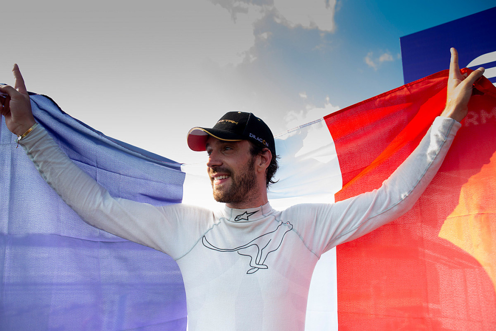Vergne con la bandiera francese sulle spalle dopo aver vinto il titolo piloti 2018