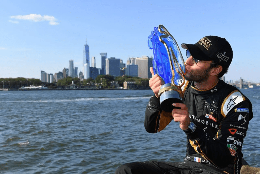 Vergne bacia il trofeo del campione accanto al fiume Hudson