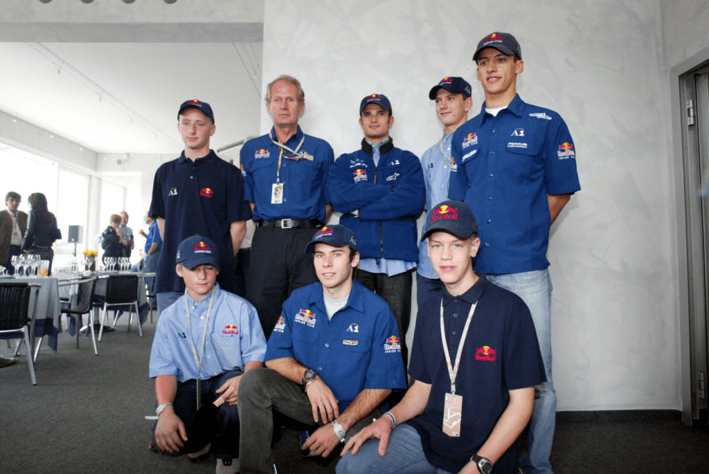 Vitantonio Liuzzi applaude la capacità di Sebastian Vettel di trovarsi sempre al posto giusto al momento giusto, pur non essendo uno dei piloti più veloci della storia. L'italiano ricorda che, durante il periodo in cui era compagno di squadra alla Toro Rosso, aveva quella capacità persuasiva così comune in Michael Schumacher di portare tutti dalla sua parte.