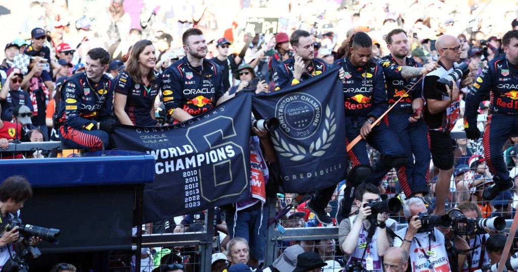 Festeggiamenti Red Bull dopo aver vinto il campionato costruttori a suzuka.