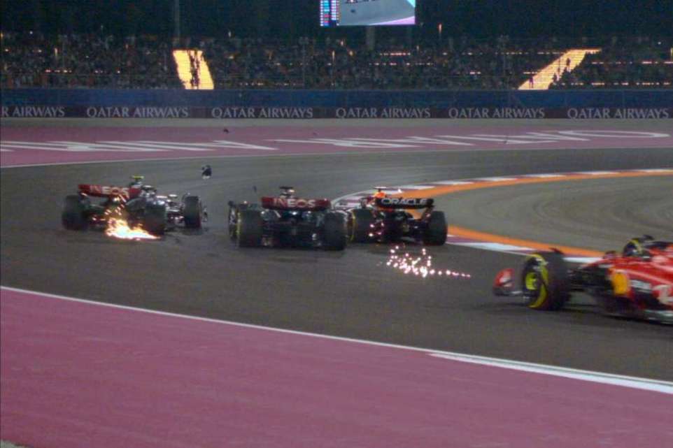Max Verstappen vince il Gran Premio del Qatar, seguito dal rookie Oscar Piastri in seconda posizione e dal suo compagno di squadra Norris in terza. Quinto Leclerc, Hamilton out al via