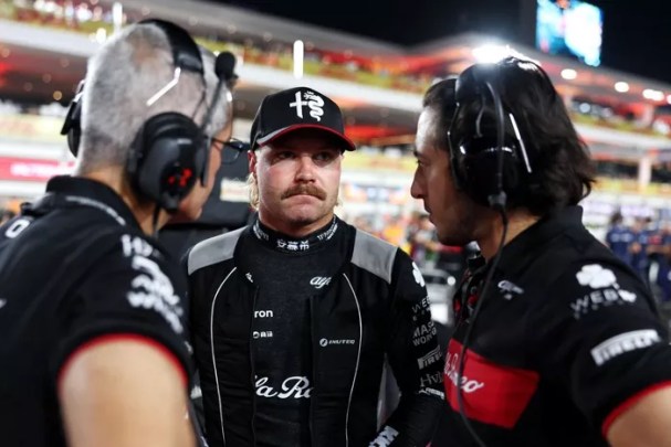 Bottas e i suoi ingenieri