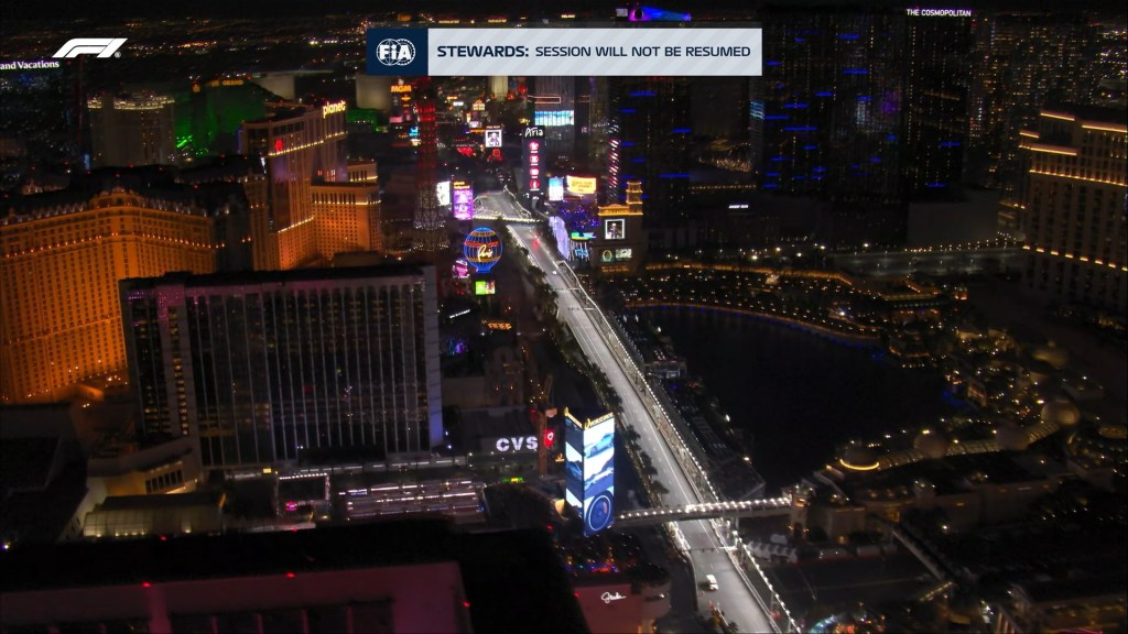 La prima sessione di prove per il Gran Premio di Las Vegas è stata abbandonata dopo meno di 10 minuti di corsa poiché più auto sono state danneggiate da un tombino allentato.