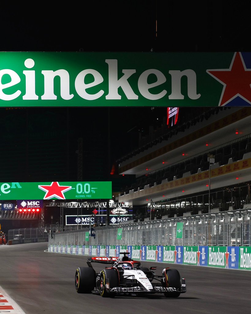 Venerdì a Las Vegas, tra ritardi spropositati e fan costretti a lasciare le tribune. Daniel Ricciardo ammette che le FP2 ritardate inizialmente non ne valevano la pena.