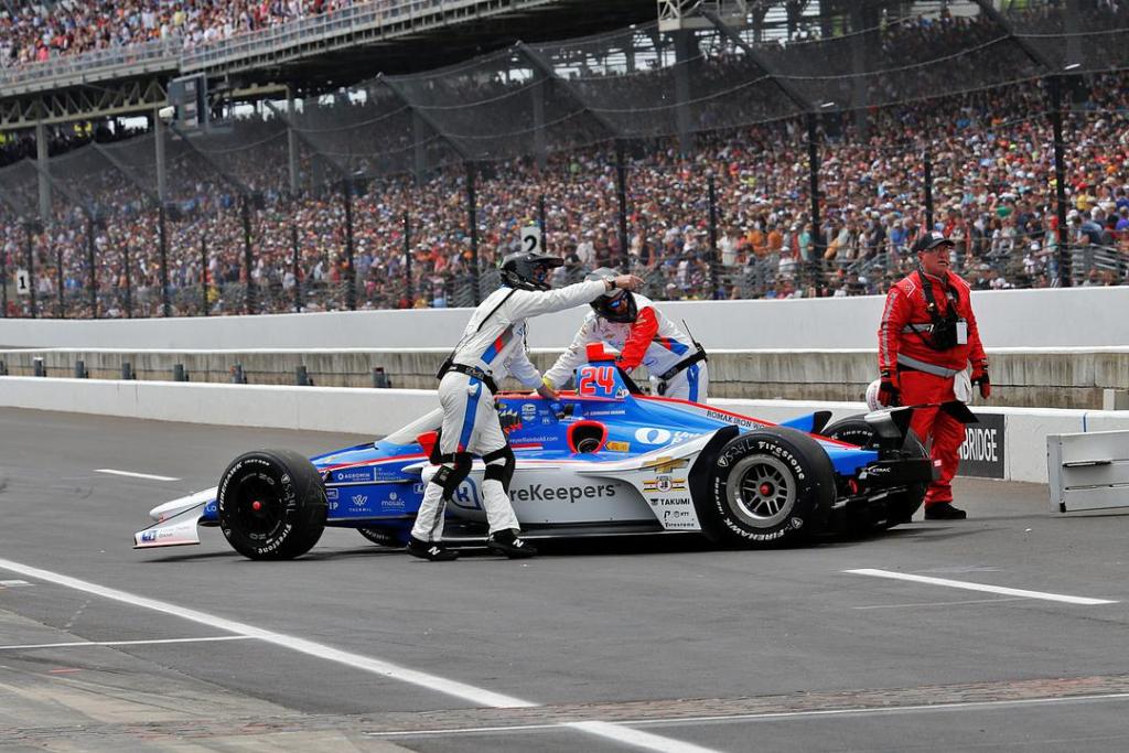 Graham Rahal assieme alla sua monoposto Indycar