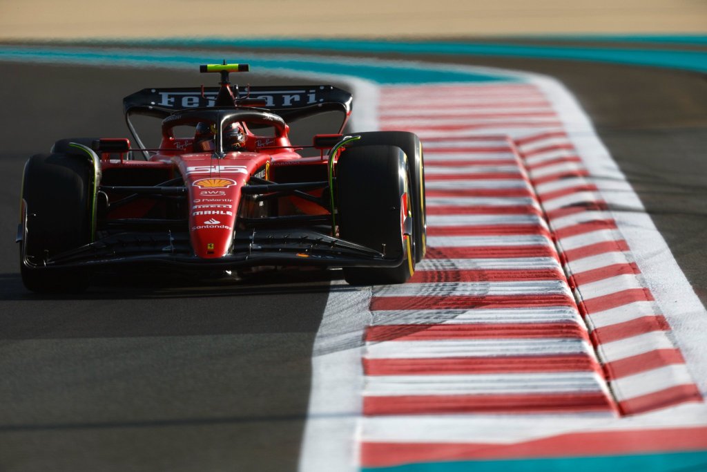 Ad Abu Dhabi Verstappen si prende anche le ultime qualifiche, dopo l'eliminazioni di Sainz e Hamilton. Giro spettacolare di Leclerc.