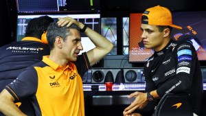andrea stella speaking with lando norris on the pit gantry planetf1