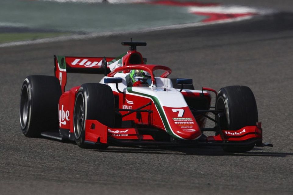 Grazie alla vittoria di Frederik Vesti nella Sprint Race del sabato, la Feature Race sarà cruciale per l'assegnazione del titolo di Formula 2, con Pourchaire in vetta che mantiene un vantaggio di 16 punti Grazie alla vittoria di Frederik Vesti nella Sprint Race del sabato, la Feature Race sarà cruciale per l'assegnazione del titolo di Formula 2, con Pourchaire in vetta che mantiene un vantaggio di 16 punti