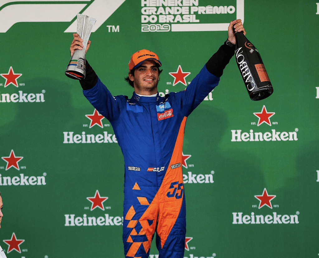 Carlos Sainz e la Ferrari attendono con impazienza il Gran Premio del Brasile, ma sono consapevoli della forza della Mercedes come avversaria. Le "frecce d'argento" hanno ottenuto una doppietta l'anno scorso all'Autódromo José Carlos Pace e solitamente mostrano un ritmo migliore nelle gare domenicali.