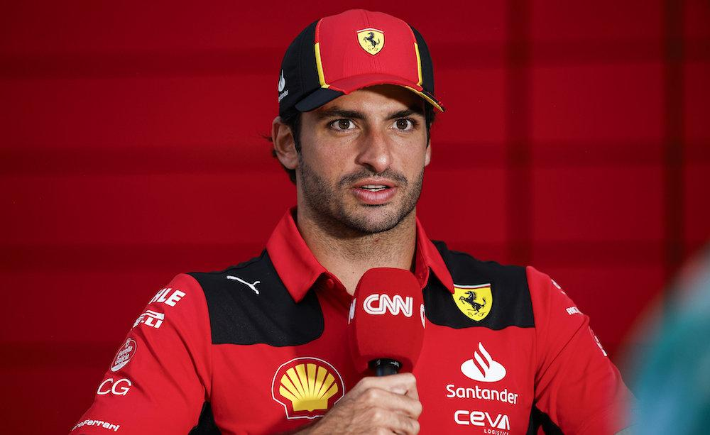 Carlos Sainz e la Ferrari attendono con impazienza il Gran Premio del Brasile, ma sono consapevoli della forza della Mercedes come avversaria. Le "frecce d'argento" hanno ottenuto una doppietta l'anno scorso all'Autódromo José Carlos Pace e solitamente mostrano un ritmo migliore nelle gare domenicali.