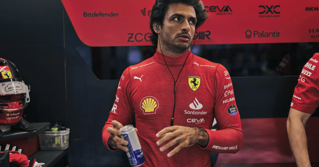 Carlos Sainz ha affermato che due dei suoi rivali hanno compromesso il suo giro di qualifica non riuscendo a togliersi di mezzo abbastanza velocemente durante il Q1.