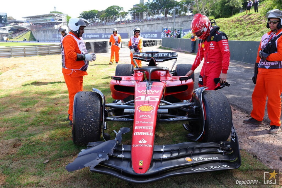 Leclerc con la sua SF-23 dopo l'incidente al giro di formazione