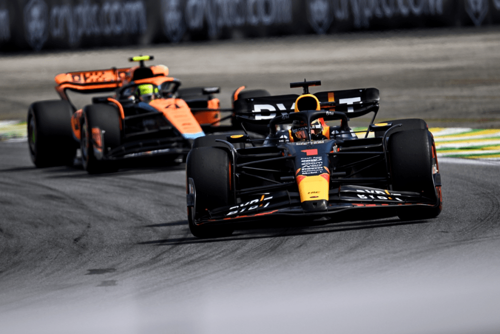 La brillante partenza di Lando Norris al Gran Premio del Brasile lo ha messo in lotta con Max Verstappen per la leadership, ma il ritmo del suo rivale alla fine degli stint si è rivelato troppo elevato da eguagliare.