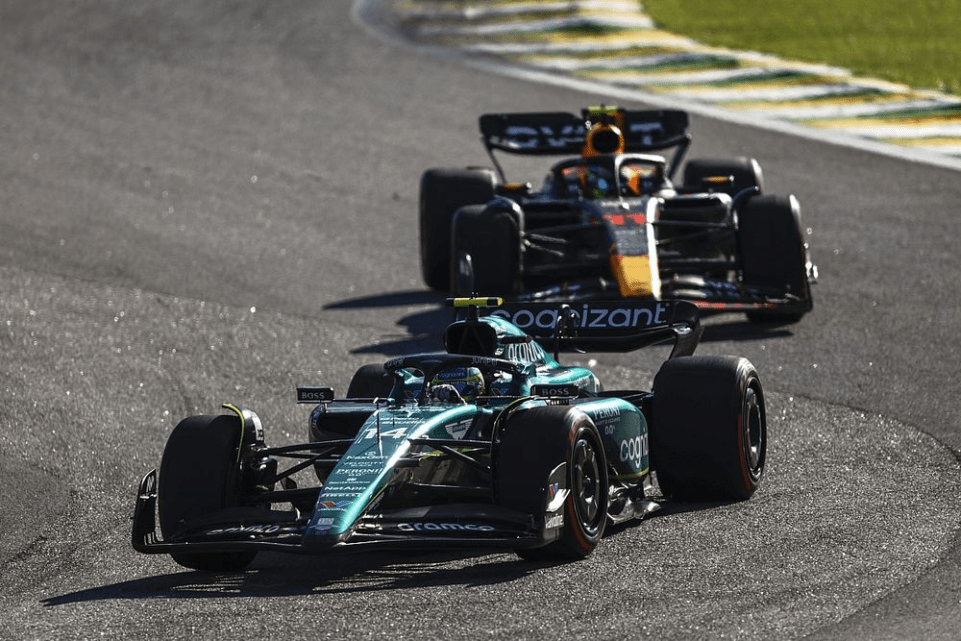 Sembra che la serie di sfortune di Sergio Pérez stia pian piano sparendo. Dopo la gara di Interlagos, il messicano si è praticamente assicurato il secondo posto nel campionato, a due gare dalla fine dell'anno.