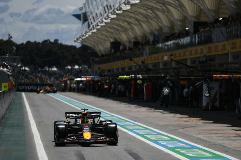 Le nuove regole introdotte dalla Formula 1 per prevenire l'ostacolamento tra piloti durante le sessioni di qualifica hanno suscitato critiche, definite addirittura "terribili" da alcuni. Dal punto di vista di diversi piloti, le regole mirate a evitare rallentamenti e manovre pericolose sono state controproducenti e hanno creato ulteriori complicazioni.