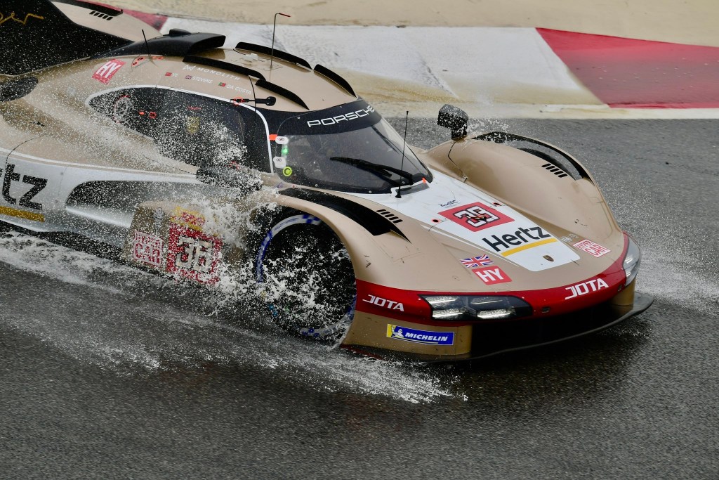 Le due Toyota hanno guidato la prima sessione di prove libere in Bahrain.