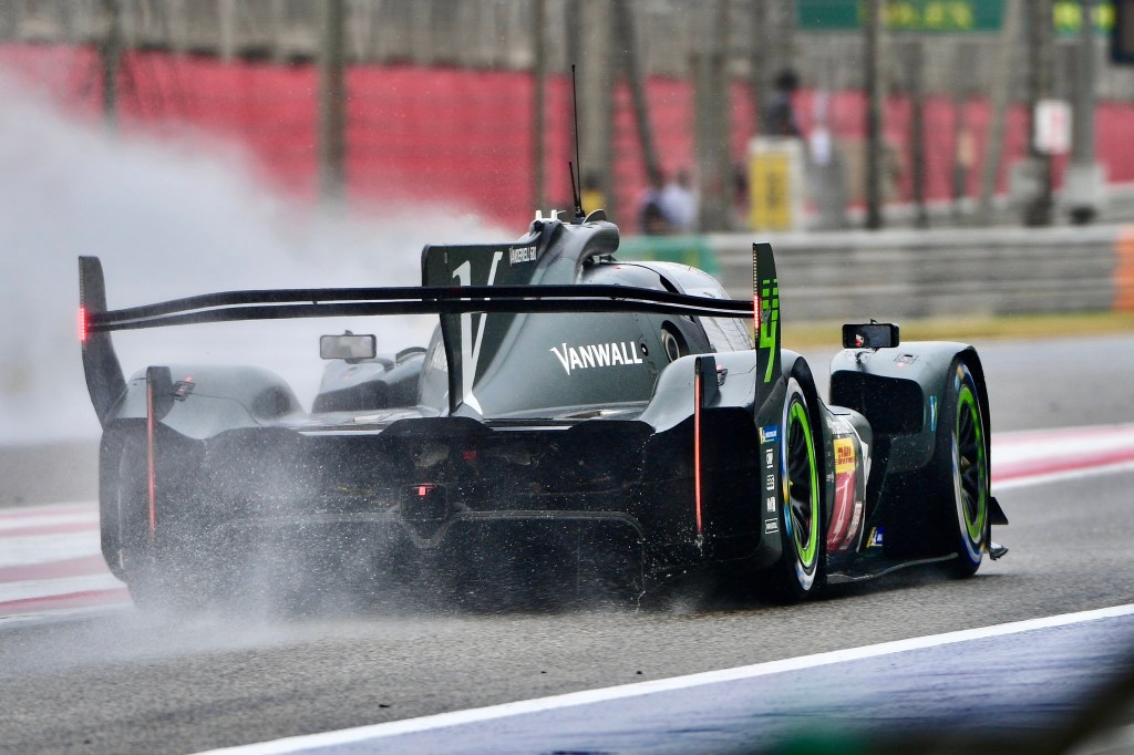 Le due Toyota hanno guidato la prima sessione di prove libere in Bahrain.