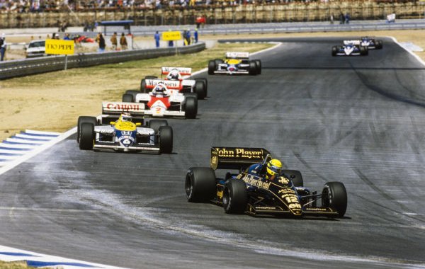 Una delle vittorie più emblematiche di Ayrton Senna, arrivata per soli 14 millesimi di secondo a discapito del leone Mansell.