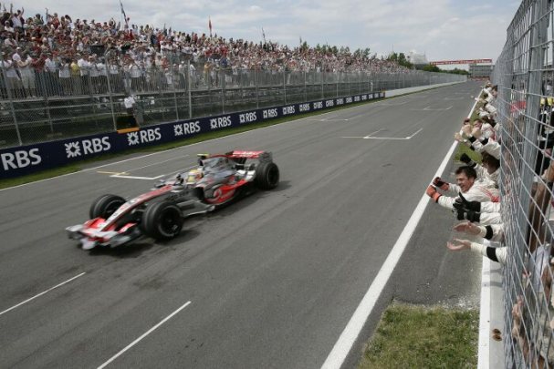 Hamilton passa sul traguardo del circuito Gilles Villeneuve nel 2007