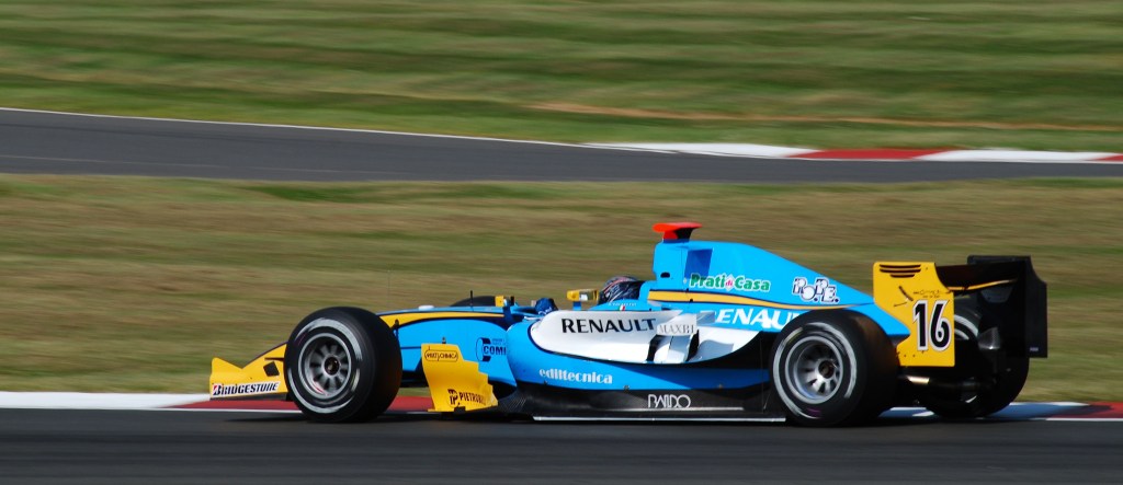 Oggi ripercorriamo insieme la storia di Davide Valsecchi, campione di GP2 nel 2012 e attuale commentatore di F1 a Sky Sport