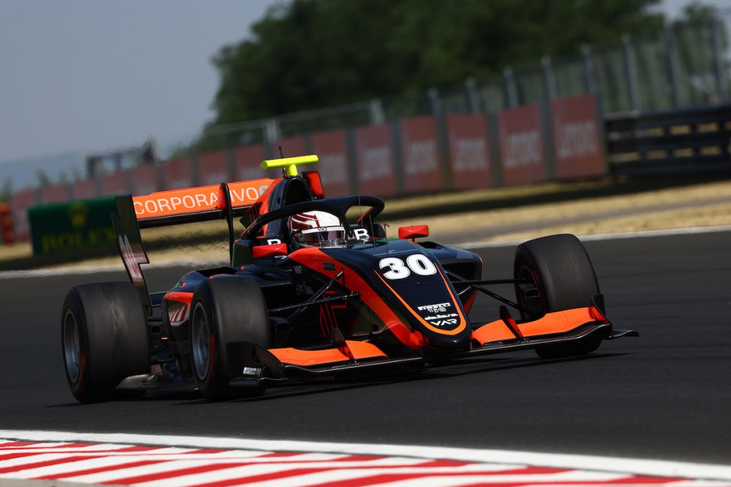 Nella giornata di oggi è arrivato l'annuncio del ritorno di Flörsch in Van Amersfoort Racing, completando così la line-up della scuderia olandese per il 2024 Nella giornata di oggi è arrivato l'annuncio del ritorno di Flörsch in Van Amersfoort Racing, completando così la line-up della scuderia olandese per il 2024