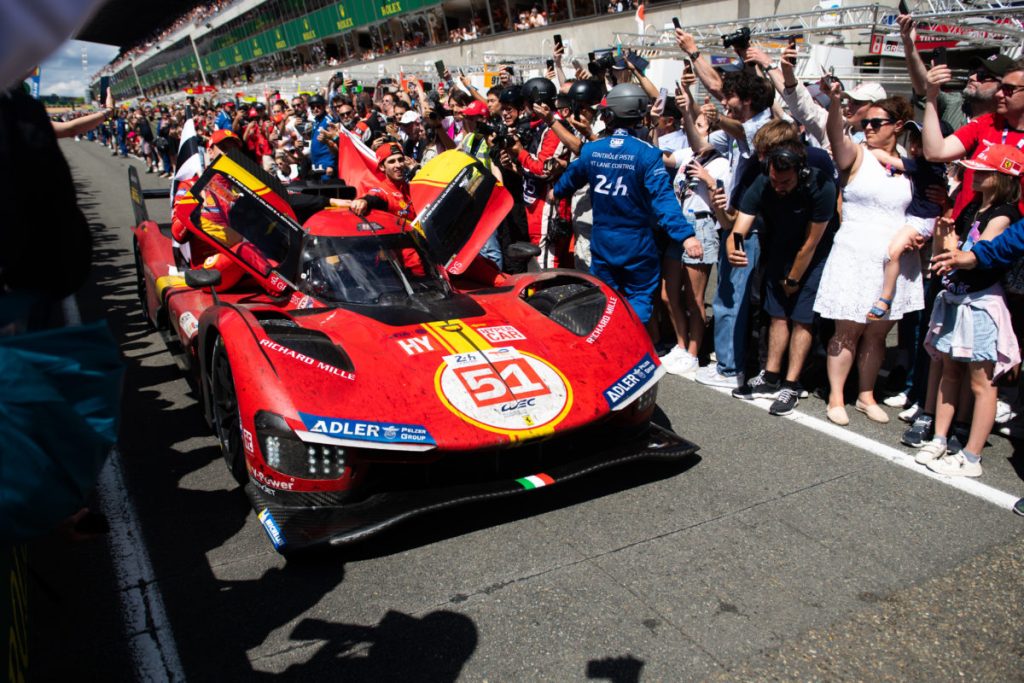 È arrivato un nuovo rinnovo in casa Ferrari, è quello di James Calado. Il pilota inglese ha firmato un contratto pluriennale che lo terrà legato alla casa di Maranello per il decimo anno consecutivo.