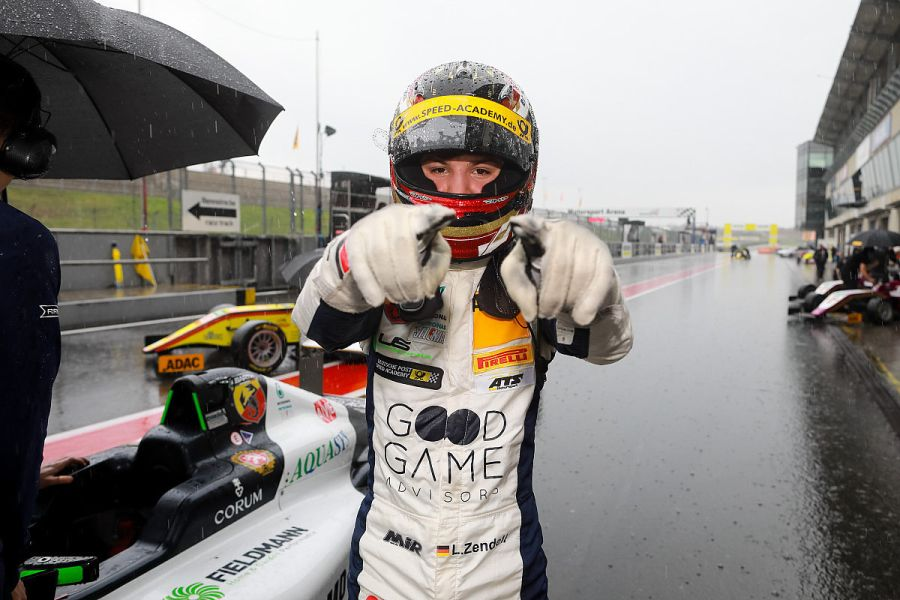 Lirim Zendeli dopo la vittoria sotto la pioggia ad Oschersleben