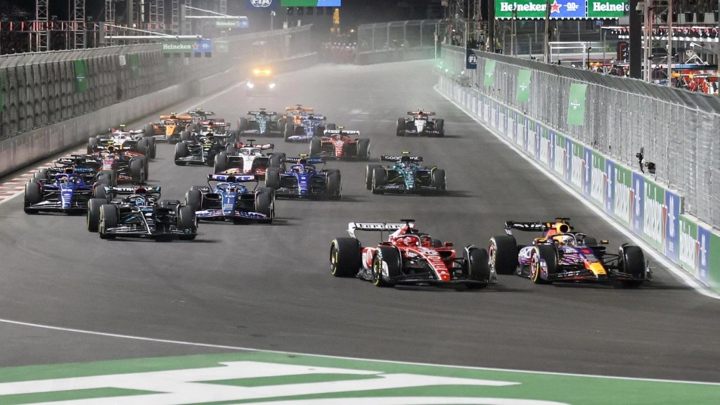 verstappen allarga alla prima curva e costringe leclerc fuori pista1