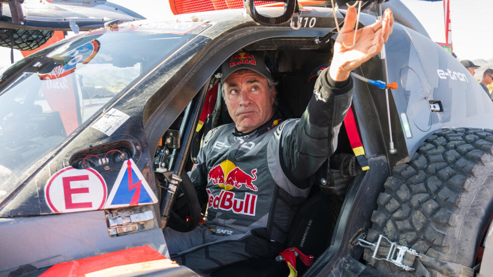 Carlos Sainz Jr elogia l'arguzia e l'esperienza del padre, che lo hanno portato a vincere la sua quarta Dakar in carriera.