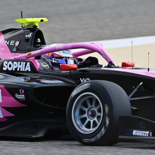 Sophia Floersch in pista durante i test F3 in Bahrain