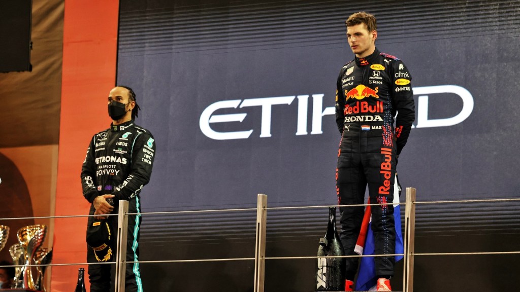 Lewis Hamilton e Max Verstappen sul podio del GP di Abu Dhabi 2021