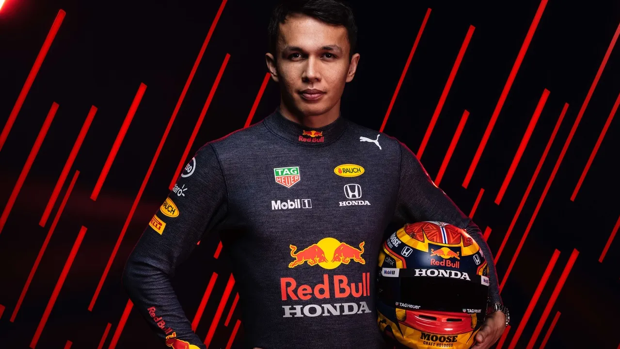 Alex Albon entrato in Red Bull con tuta e casco Red Bull
