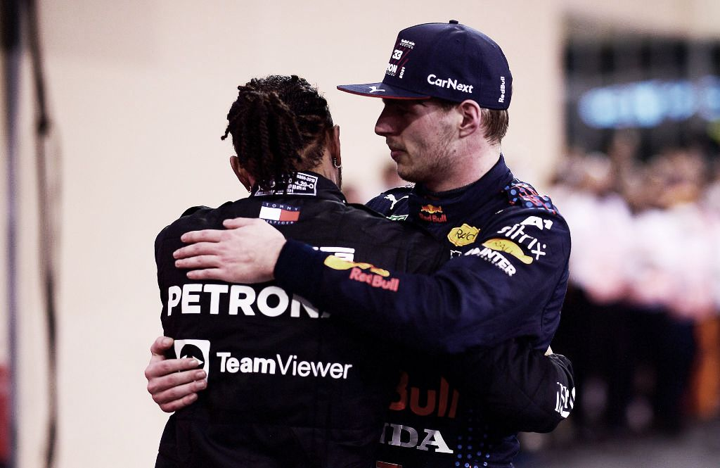 Max Verstappen ritiene che Lewis Hamilton affronterà un 2024 complicato dopo l'annuncio del suo passaggio in Ferrari per il prossimo anno. Il campione del mondo in carica sostiene che ci sarà un momento in cui il britannico non potrà partecipare ad alcune riunioni e, allo stesso tempo, non condivideranno con lui tutte le informazioni.
