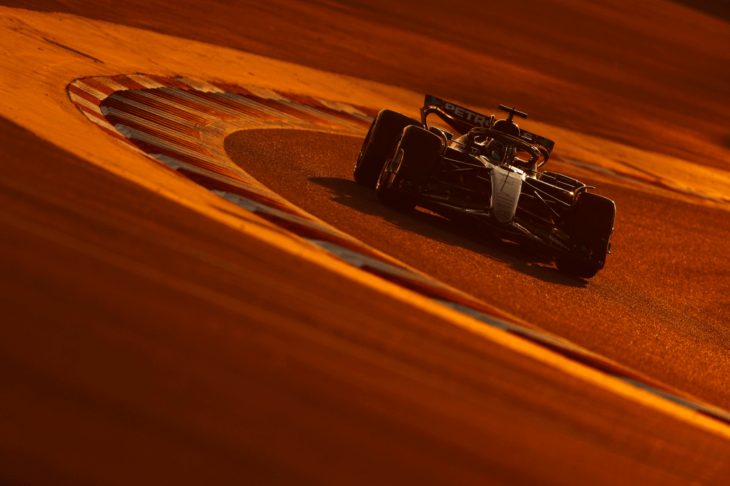 George Russell ha definito la Mercedes W15 una “buona base” che risulta “più piacevole da guidare” rispetto alla W14, ma ha riconosciuto che la velocità è più importante dell’esperienza di guida.