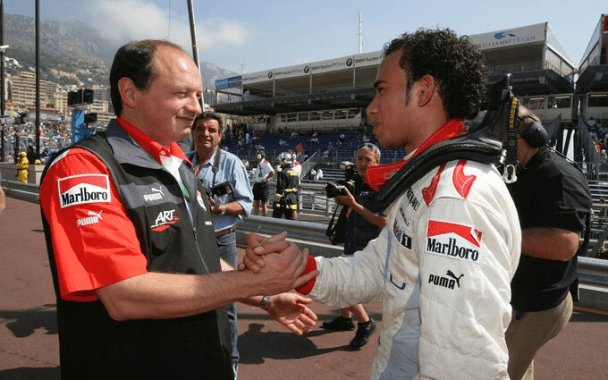 Hamilton rivela alcuni dettagli dell'accordo con Ferrari, spiegando di non averne parlato con nessuno e di aver colto l'occasione.