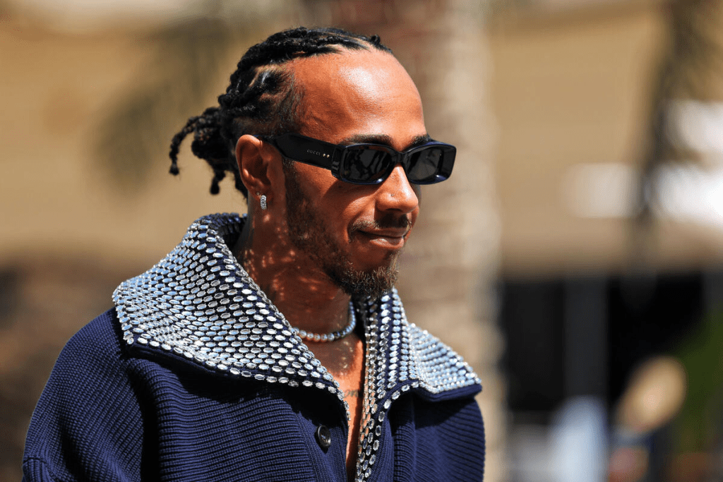 Lewis Hamilton chiarisce che in questo momento e fino alla fine della stagione sarà un pilota Mercedes al 100%. Il britannico non si lascerà trasportare dal suo futuro alla Ferrari e vuole concludere il suo periodo col team di Brackley nel miglior modo possibile.