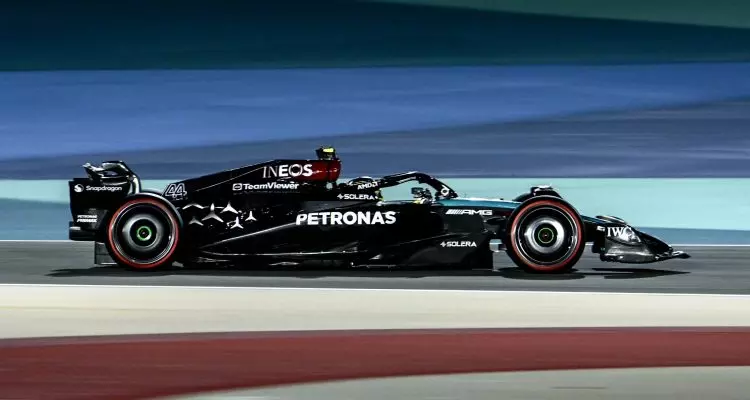 Lewis Hamilton ha chiuso primo nelle seconde prove libere del Gran Premio del Bahrain, precedendo il suo compagno di squadra al termine di un giovedì da sogno per Mercedes.