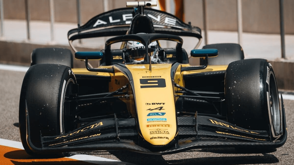 Kush Maini è stato squalificato dalle qualifiche di Formula 2 in Bahrain, nonostante avesse inizialmente dominato la sessione, lasciando il compagno di squadra Gabriel Bortoleto con la pole position. La squalifica è stata causata da un problema tecnico: una non conformità riscontrata riguardante l’altezza minima della propria vettura. Questo significa che Maini partirà entrambe le gare dalla pitlane questo fine settimana.