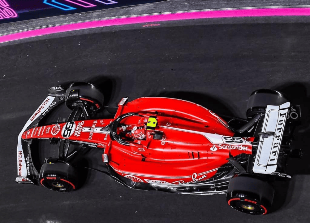 Carlos Sainz ha rilasciato le prime dichiarazioni dopo l'annuncio del trasferimento di Lewis Hamilton alla Ferrari e la conseguente sua uscita dalla Scuderia. 