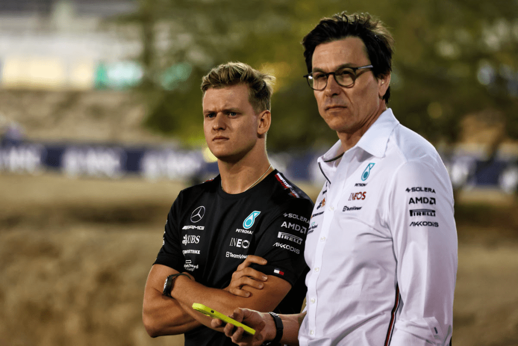 Mick Schumacher si vede pronto a essere il sostituto di Lewis Hamilton in Mercedes a partire dal 2025. Il pilota tedesco, riserva del team di Brackley, ha dichiarato che la Formula 1 rimane il suo obiettivo principale e ritiene di essere "all'altezza" delle richieste che potrebbero essere fatte a un pilota in un ruolo così importante.