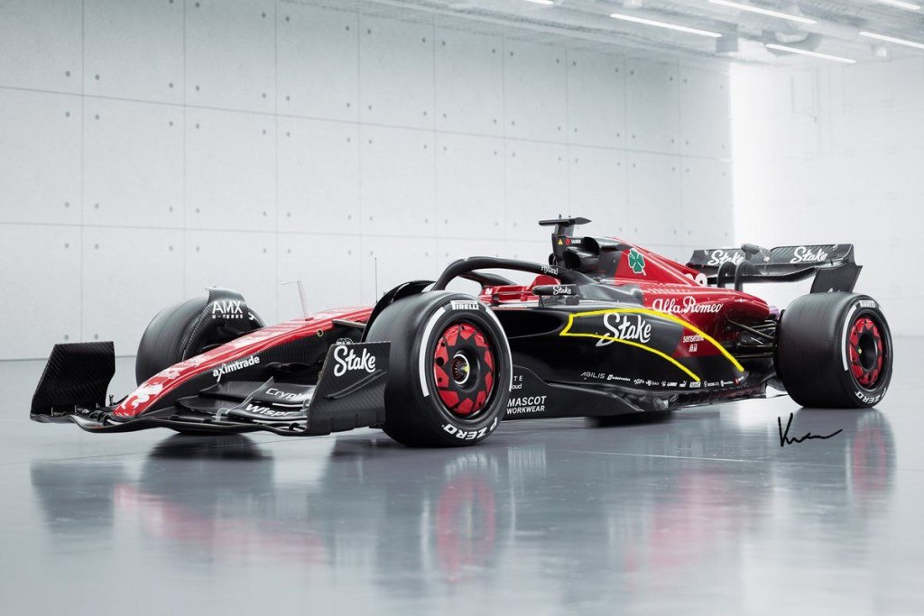 Alfa C43 vs Stake F1 C44 a confronto: profili laterali
