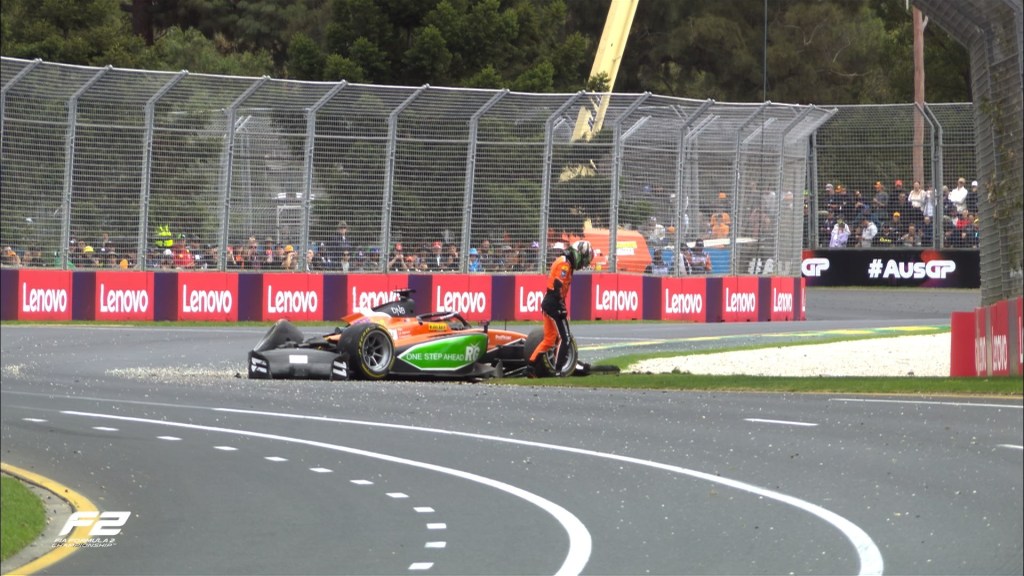 Dennis Hauger fuori dalla Feature Race di F2 a Melbourne.
