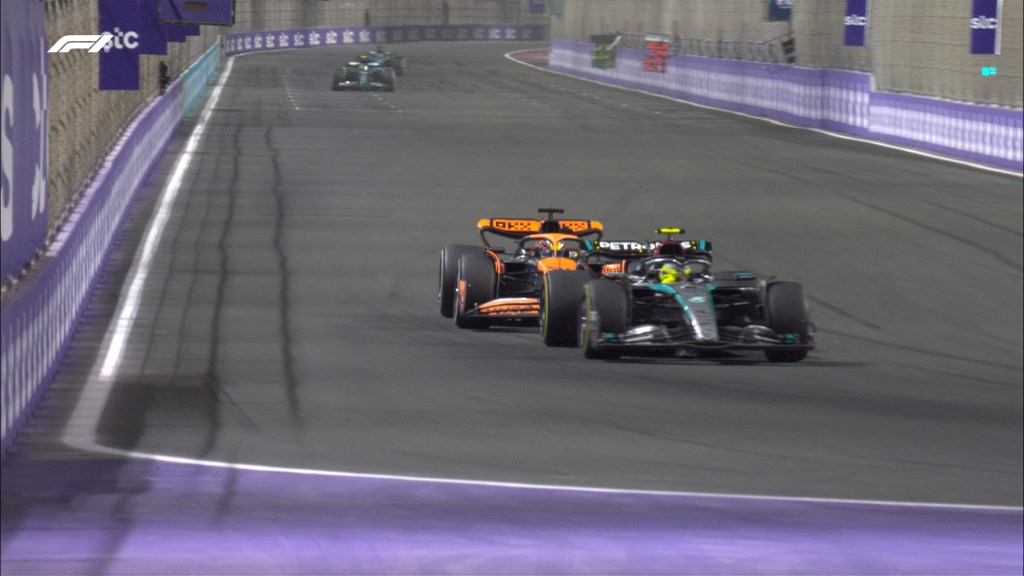 Pronti per seguire insieme a noi il GP dell'Arabia Saudita. Prima fila con Verstappen e Leclerc, seguiti da Sergio Perez e Fernando Alonso...