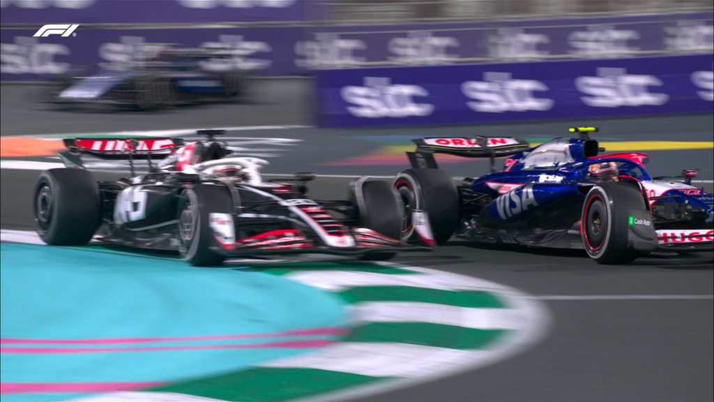 Pronti per seguire insieme a noi il GP dell'Arabia Saudita. Prima fila con Verstappen e Leclerc, seguiti da Sergio Perez e Fernando Alonso...