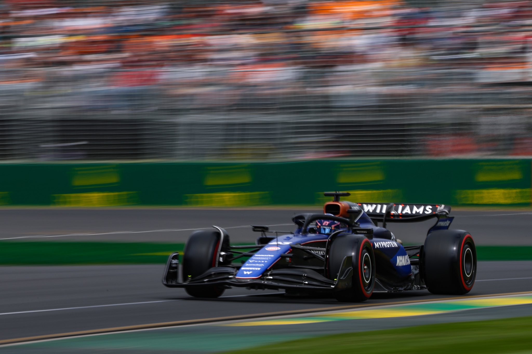 Albon durante le qualifiche a Melbourne sulla vettura di Sargeant