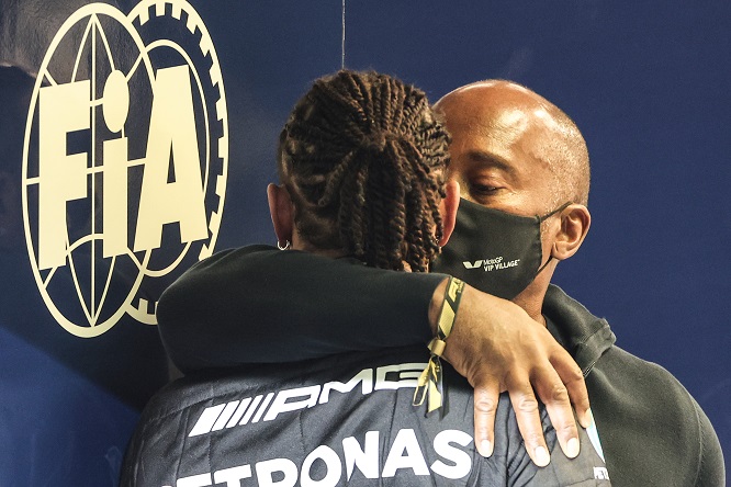 Hamilton ed il coinvolgimento eccessivo dei genitori nella carriera: "Linea sottile da percorrere". E non è l'unico a pensarla così...